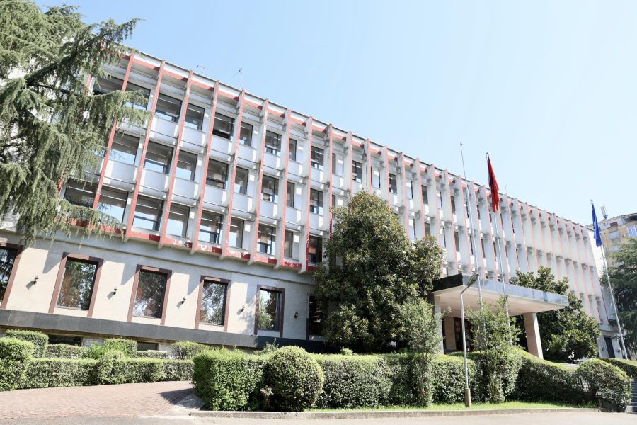 Ministria e Punëve të Jashtme: Disa protestues me maska përdhosën flamurin e Izraelit në Tiranë, akt urrejtjeje