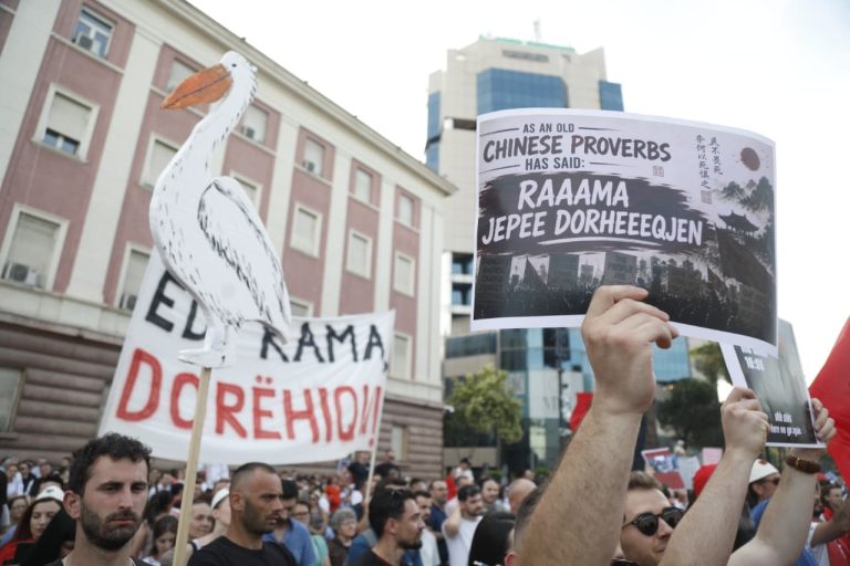 FOTOT/ Pankartat e ditës së 15 të protestës qytetar në Tiranë