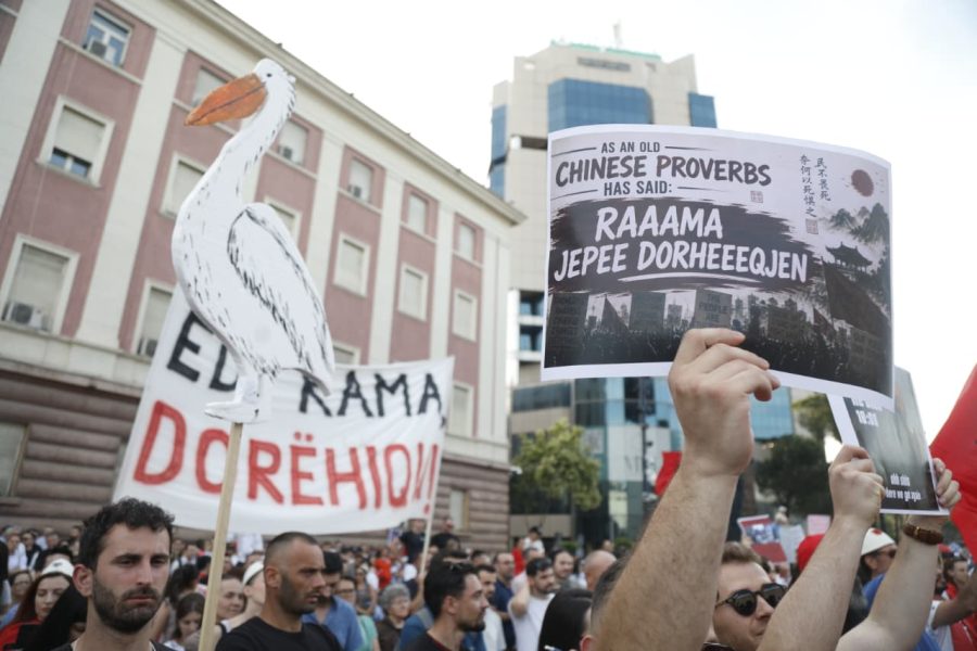 FOTOT/ Pankartat e ditës së 15 të protestës qytetar në Tiranë