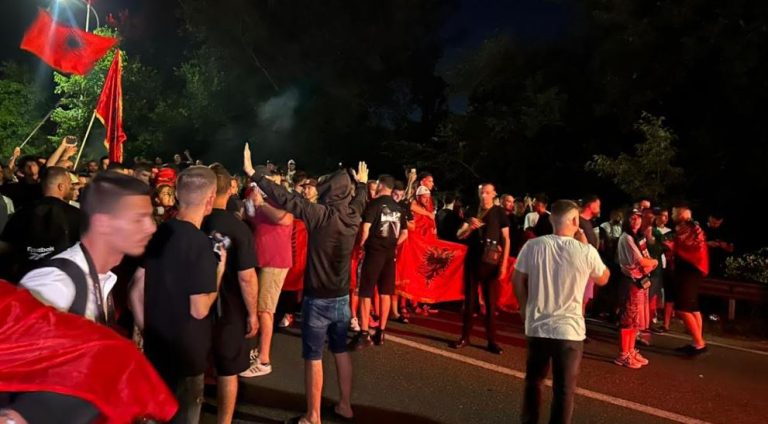 Protestuesit tërhiqen nga marshimi në Rinas pas bllokimit nga policia. Kthehen për në Tiranë