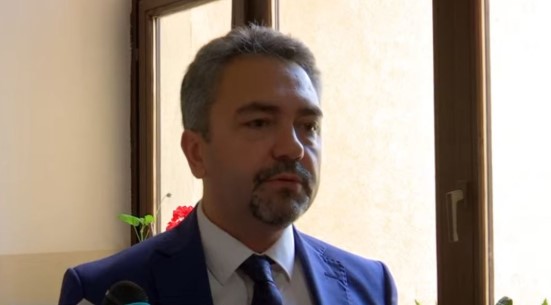 Nis votimi në Kosovë, kreu i KQZ-së voton i pari. Bën thirrje për pjesëmarrje masive