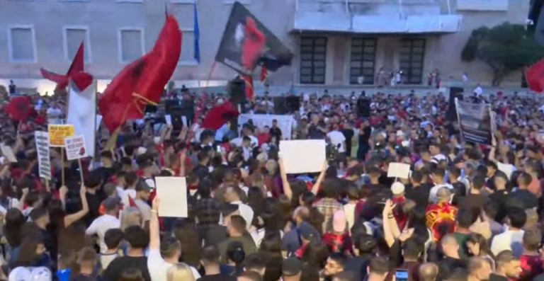 Me pankarta dhe flamuj në duar, qytetarët në ditën e 7-të të protestës