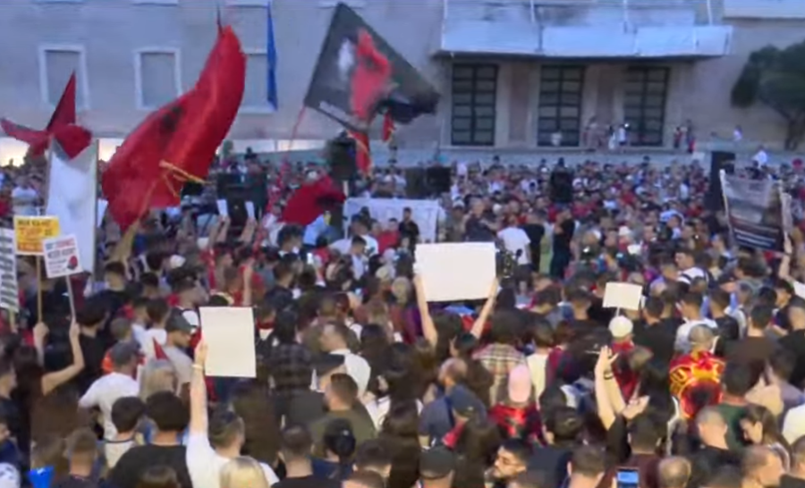 Me pankarta dhe flamuj në duar, qytetarët në ditën e 7-të të protestës