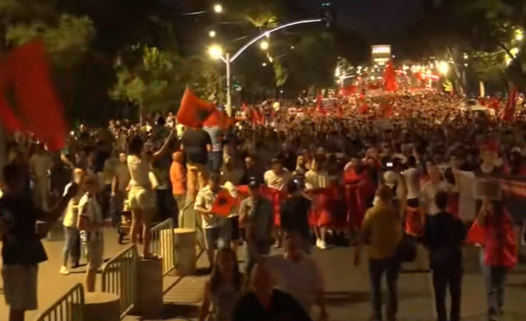 Protestuesit lënë sheshin para Kryeministrisë dhe vijojnë marshimin në rrugët e Tiranës