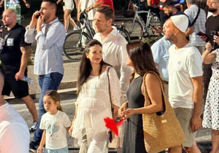Princ Leka dhe bashkëshortja e tij shtatzënë i bashkohen marshimit në Tiranë