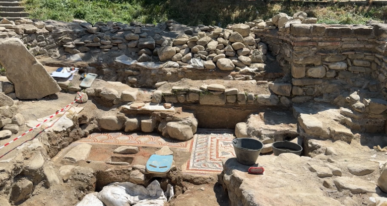 Arkeologët zbulojnë mozaikë të rinj me vlera historike në Bazilikën Paleokristiane të Elbasanit