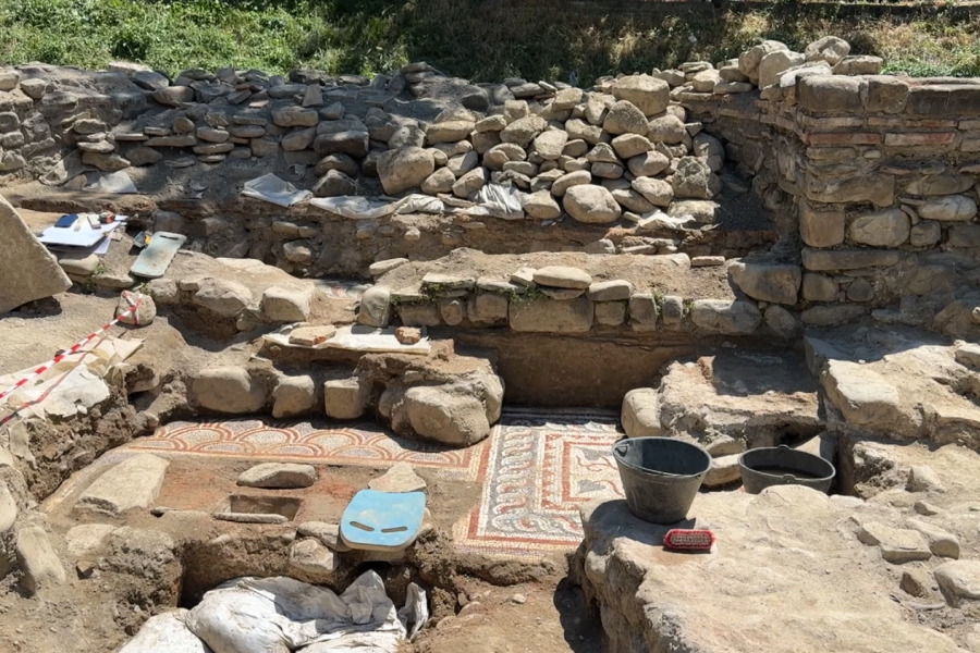 Arkeologët zbulojnë mozaikë të rinj me vlera historike në Bazilikën Paleokristiane të Elbasanit