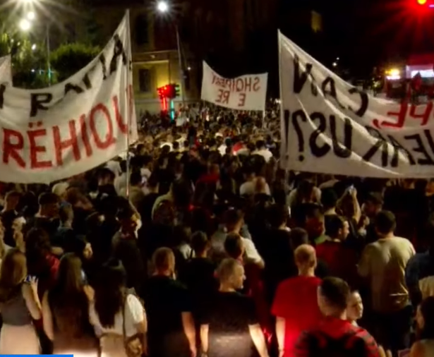 Dita e 17-të e marshimit, qytetarët marshim në rrugët e Tiranës. Protesta nga nesër në orën 19:00