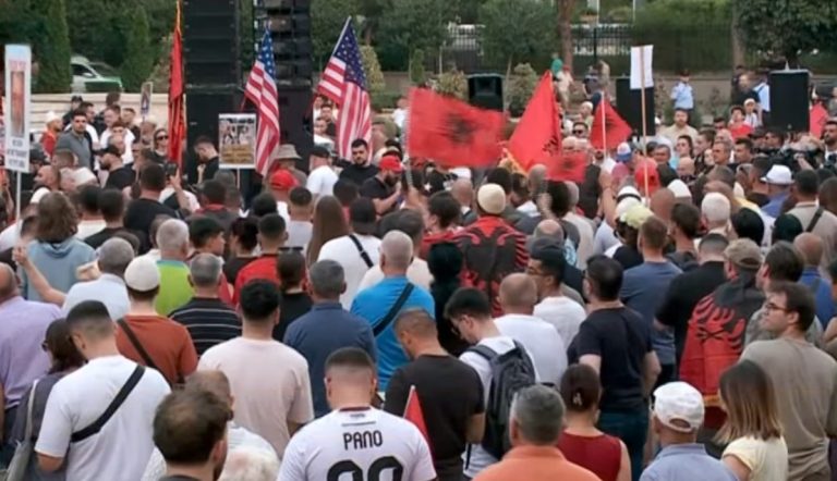 Sot dita e 26-të e protestës në Tiranë, qytetarët mblidhen para Kryeministrisë