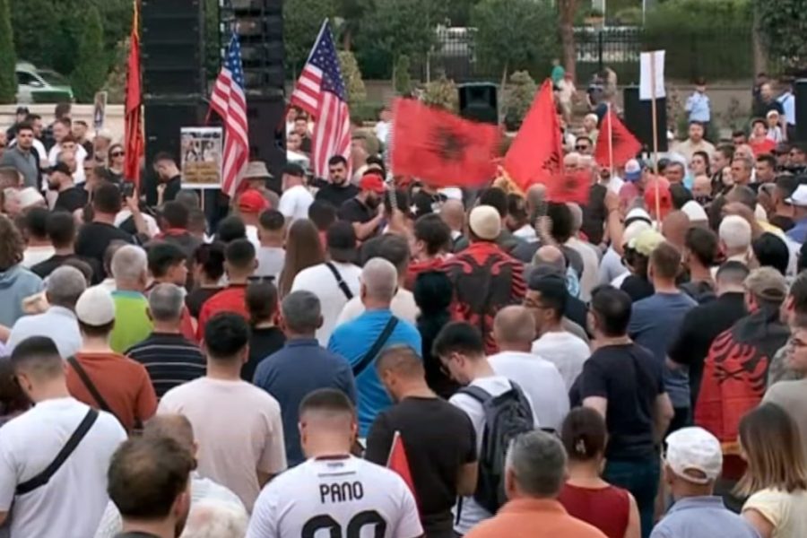 Sot dita e 26-të e protestës në Tiranë, qytetarët mblidhen para Kryeministrisë