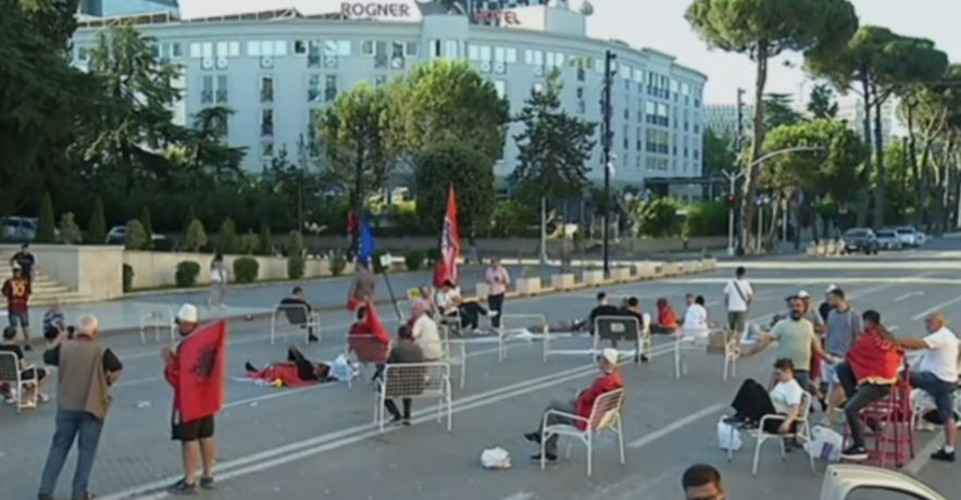 Pas protestës së ditës së 21-të, një pjesë e protestuesve e kalojnë natën para Kryeministrisë