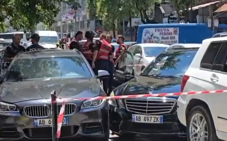 Po ndiqej nga policia, i shpalluri në kërkim aksidentohet me 4 makina gjatë arratisjes në Durrës (VIDEO)