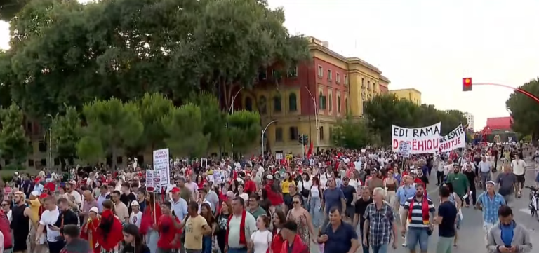 “Dorëheqje!”, qytetarët marshojnë drejt Kryeministrisë në ditën e 23-të të protestës