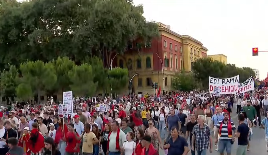 “Dorëheqje!”, qytetarët marshojnë drejt Kryeministrisë në ditën e 23-të të protestës