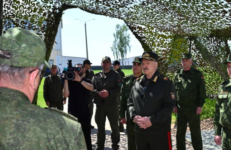 Lukashenko përpiqet të mos e zhysë Bjellorusinë në luftë pas ultimatumit të Zelenskyt