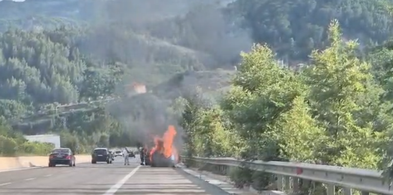 Makina përfshihet nga flakët në autostradën Tiranë–Elbasan, shpëton shoferi