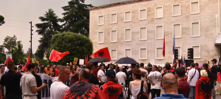 Protesta në Tiranë hyn në ditën e 25-të, qytetarët mblidhen para godinës së Kryeministrisë