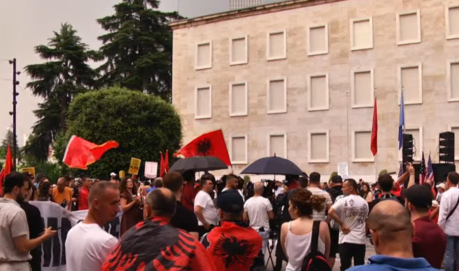 Protesta në Tiranë hyn në ditën e 25-të, qytetarët mblidhen para godinës së Kryeministrisë