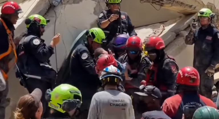“Ju lutem, një ambulancë!” Pas 74 orësh nën rrënoja, shpëtohen një foshnje 10-muajshe dhe një 11-vjeçar (VIDEO)