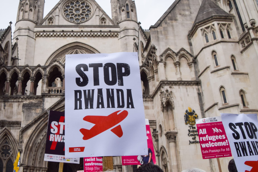Gjykata vendos: Britania nuk do t’i paguajë Ruandës 100 mln paund për skemën e deportimit të emigrantëve