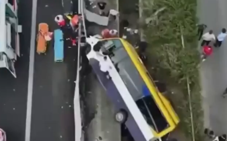 Pamjet me dron nga aksidenti tragjik i furgonit me pasagjerë, 2 të vdekur dhe 7 të plagosur në autostradën Tiranë–Durrës