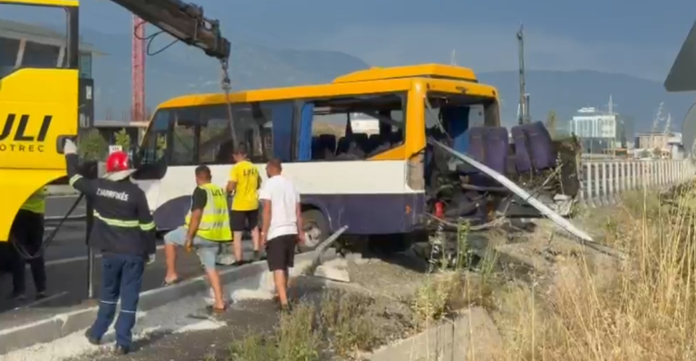 “Fëmija u rikthye në jetë”, policia saktëson të dhënat për aksidentin e furgonit: Viktimë mbeti vetëm shoferi, 7 të plagosur rëndë