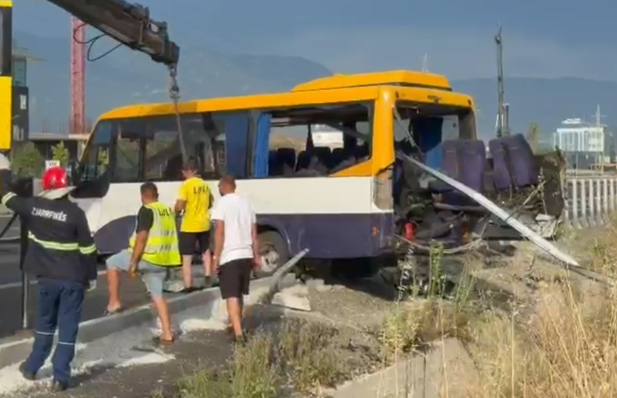 “Fëmija u rikthye në jetë”, policia saktëson të dhënat për aksidentin e furgonit: Viktimë mbeti vetëm shoferi, 7 të plagosur rëndë