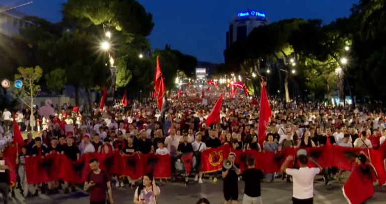 Protestuesit ndezin dritat e telefonave dhe nisin marshimin në rrugët e Tiranës