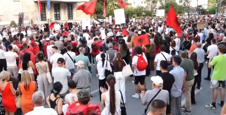 Sot dita e 16-të e protestës, qytetarët mblidhen sërish para Kryeministrisë