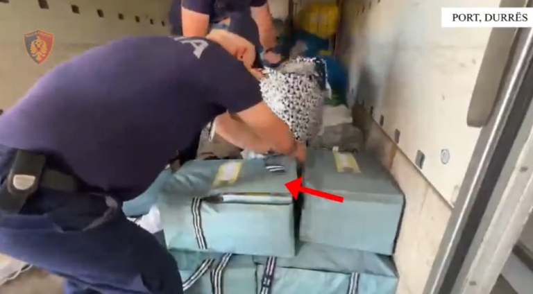 Sekuestrohen 798 steka cigare kontrabandë në një makinë dhe në një traget në Portin e Durrësit