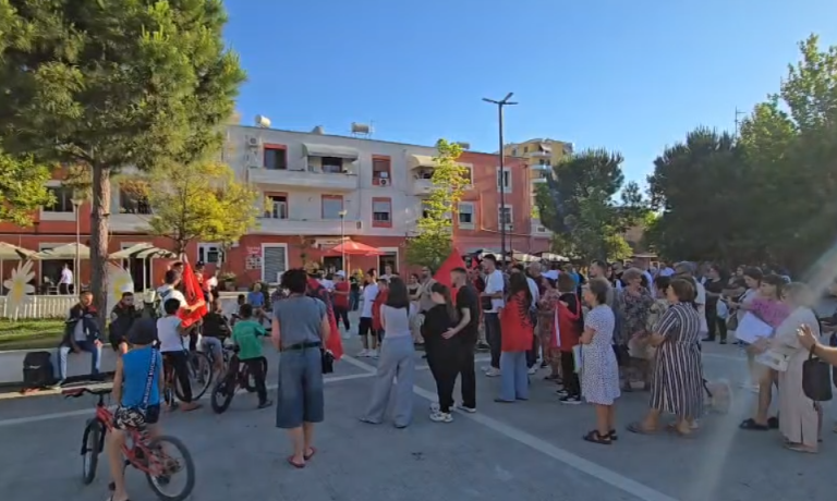 Rama në takim me banorët e Zvërnecit, vlonjatët mblidhen në protestë në sheshin “Adem Jashari”