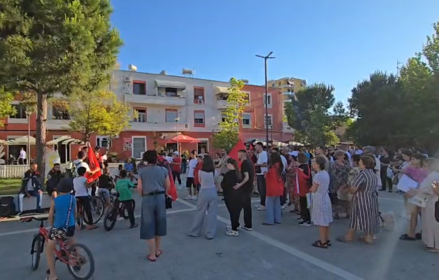 Rama në takim me banorët e Zvërnecit, vlonjatët mblidhen në protestë në sheshin “Adem Jashari”
