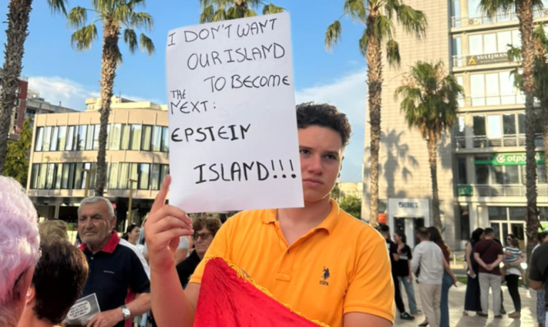 Pankartat që tërhoqën vëmendjen në ditën e 9-të të protestës