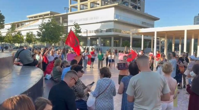Qytetarët e Vlorës sërish në protestë te Sheshi i Flamurit kundër projektit në Zvërnec