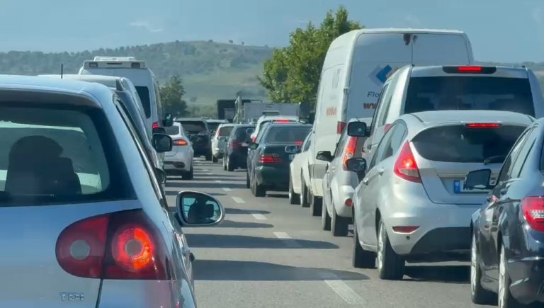 Aksident në aksin Levan-Vlorë, përplaset një automjet. Rëndohet trafiku në autostradë