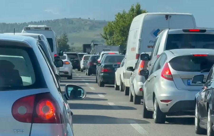 Aksident në aksin Levan-Vlorë, rëndohet trafiku në autostradë (VIDEO)