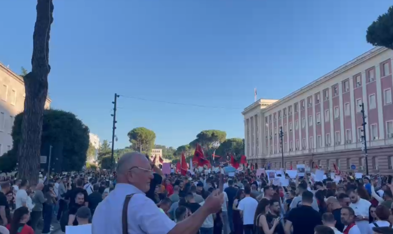 Të shtunën dy protesta, qytetarët njoftojnë tubim në Vlorë dhe Tiranë! Zbulohen oraret