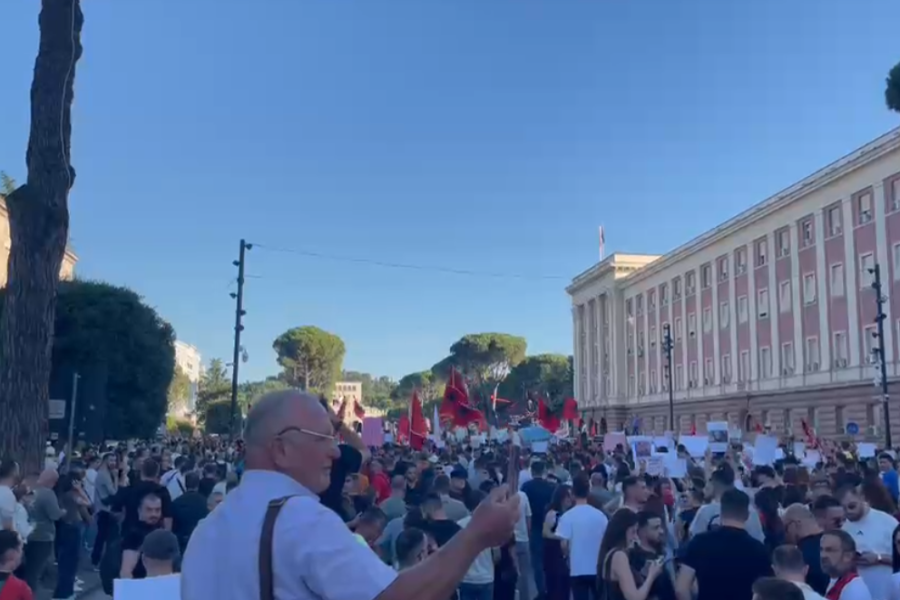 Të shtunën dy protesta, qytetarët njoftojnë tubim në Vlorë dhe Tiranë! Zbulohen oraret