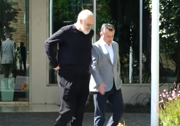 Përfundon mbledhja me drejtuesit politikë të qarqeve, Rama del nga selia e PS me Ballën. Takim edhe me kryebashkiakët