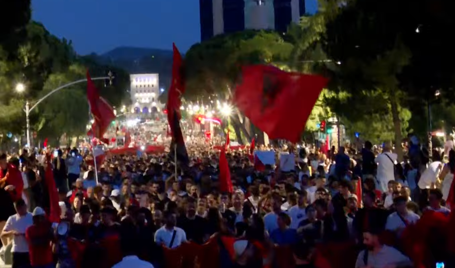 Dita e 10-të e protestës, aktivistët dhe qytetarët vazhdojnë marshimin në rrugët e Tiranës