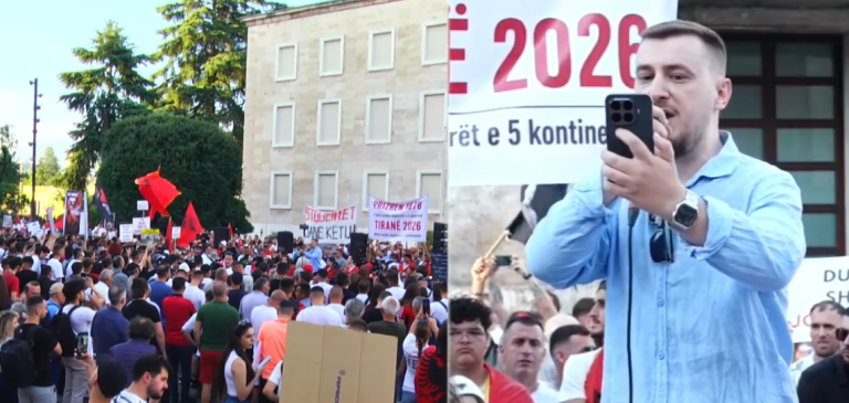 “Ju jeni heronjtë e mi”, gazetari sjell mesazhin e Kim Mehmetit në protestë: Na falni që ju vodhëm të ardhmen