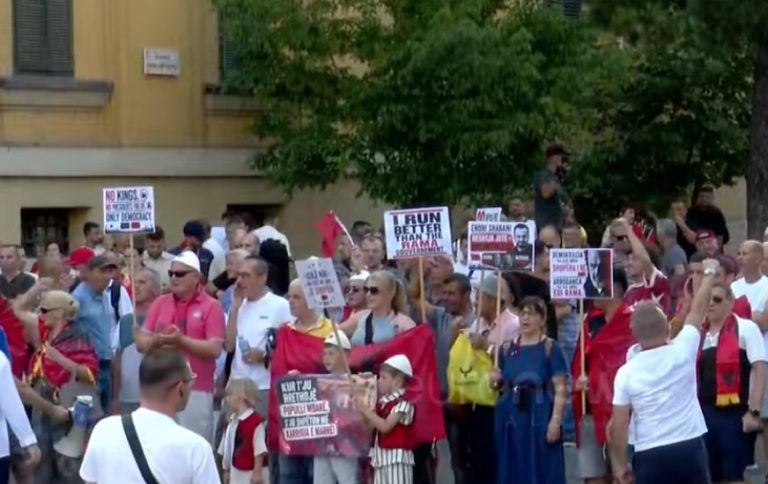 Nis marshimi, qytetarët nisen drejt Kryeministrisë (VIDEO)