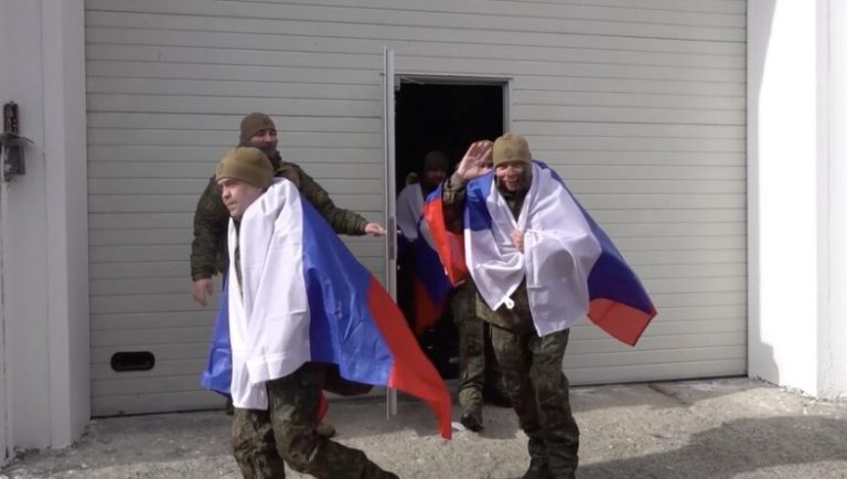 Rusia dhe Ukraina vijojnë shkëmbimin e të burgosurve, lirohen 320 persona
