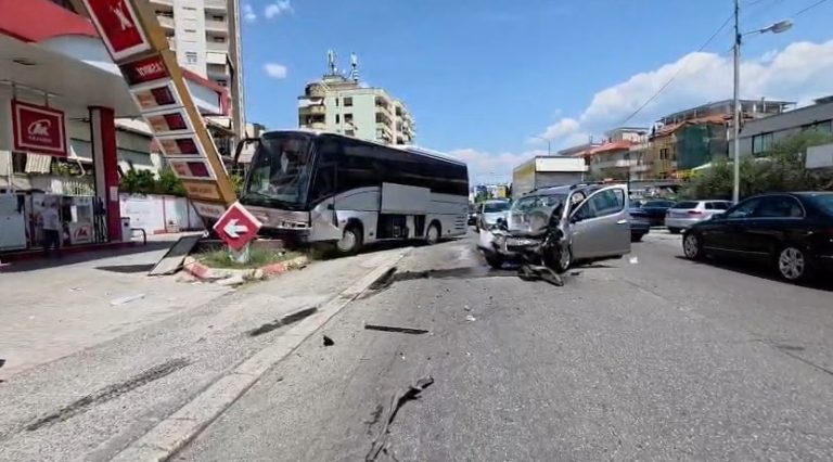 Aksident i rëndë në hyrje të Elbasanit, autobusi me fëmijë përplaset me makinën përfundon në një pikë karburanti