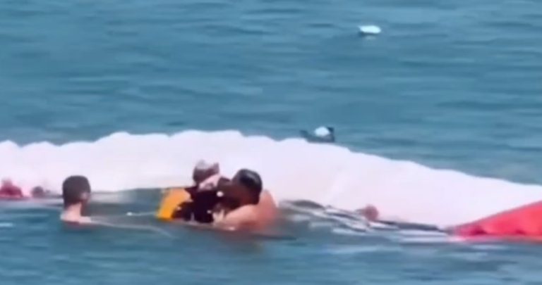 Parashutisti rrëzohet në det gjatë uljes, dy pushues i shpëtojnë jetën (VIDEO)