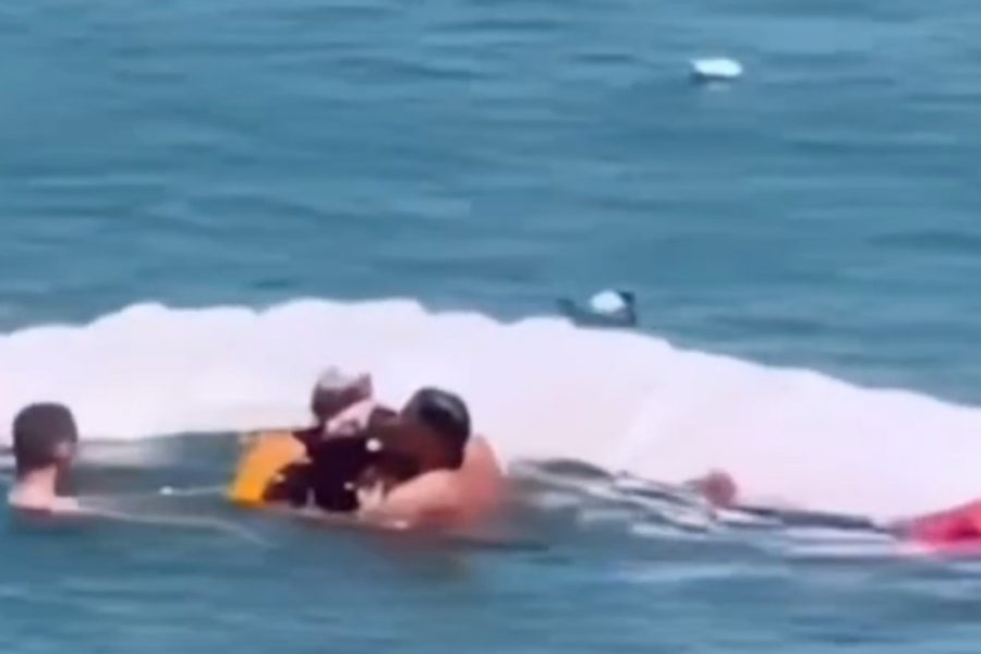 Parashutisti rrëzohet në det gjatë uljes, dy pushues i shpëtojnë jetën (VIDEO)