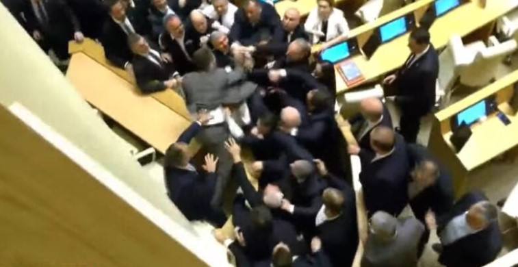 Kaos në parlamentin e Gjeorgjisë, deputetët përplasen fizikisht me njëri-tjetrin (VIDEO)