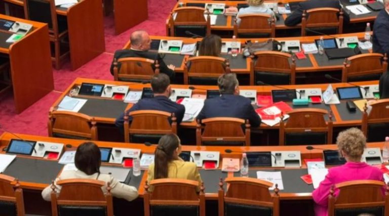 Mungoi në seancë pas njoftimit të largimit nga grupi i PS, karrigia e Marjana Koçekun zihet nga deputetja e Vlorës