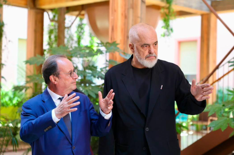 Rama pret në Kryeministri presidentin francez, i akordon Medaljen e Artë të Mirënjohjes Publike