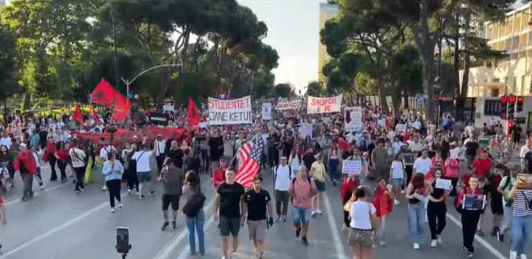 Protestuesit marshojnë drejt Kryeministrisë, thirrje për dorëheqjen e Ramës
